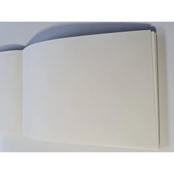 Renaissance R704 สมุดสเก็ตเรนาซองส์ 148x210mm สันกาว 90 แกรม  60แผ่น/เล่ม
