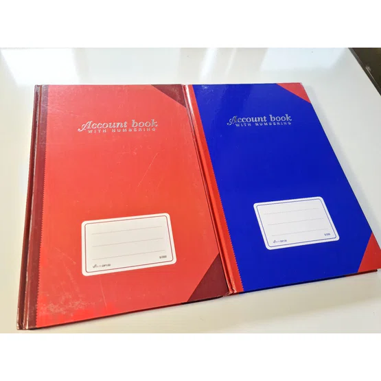 สมุดบัญชีแบบมีเลขหน้า  210x320 mm 70แกรม 200แผ่น  ยี่ห้อ SilverPins รุ่น DP130  ปกแข็ง 1 เล่ม