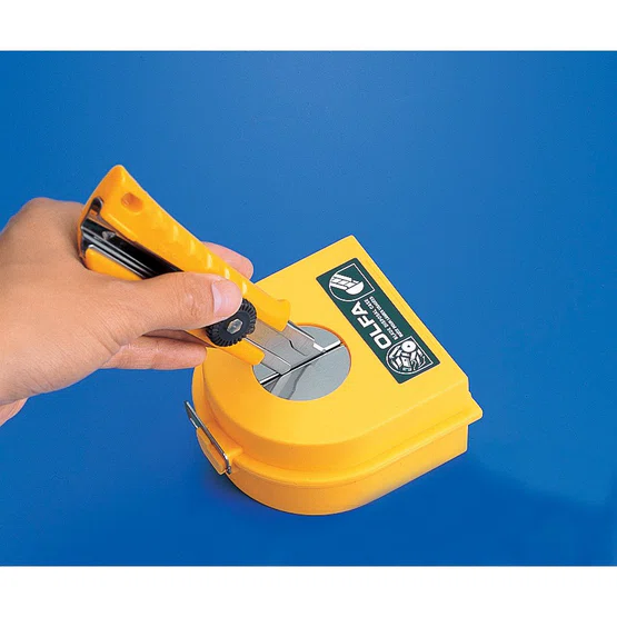 OLFA โอฟ่า รุ่น DC-2 กล่องหักใบมีดคัตเตอร์  1 ชิ้น