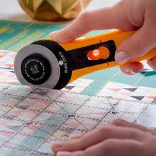 มีดคัตเตอร์ Rotary Cutter OLFA RTY-2/G ใบมีดแบบวงล้อ  จำนวน 1 ชิ้น