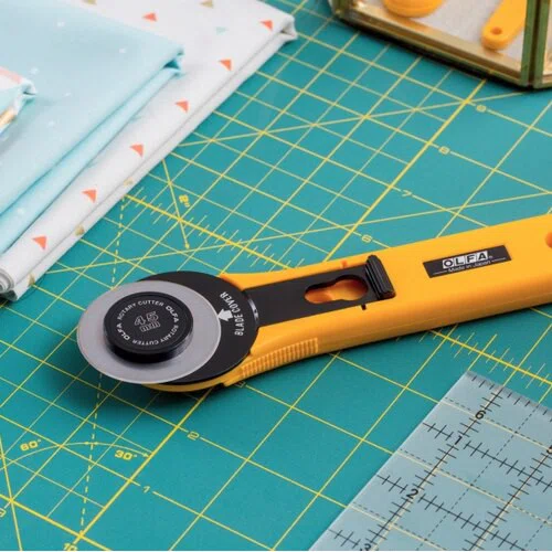 มีดคัตเตอร์ Rotary Cutter OLFA RTY-2/G ใบมีดแบบวงล้อ  จำนวน 1 ชิ้น