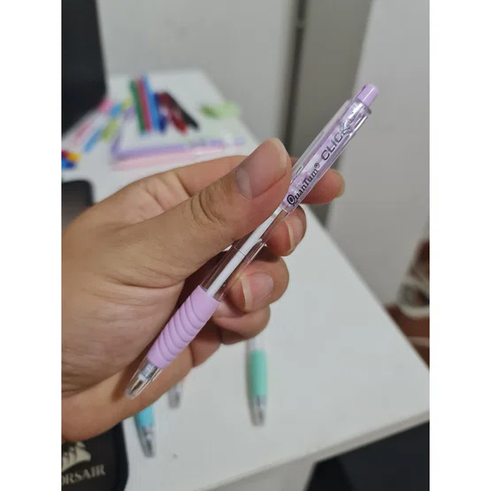 ปากกาลูกลื่น Quantum CLICK 0.7mm หมึกน้ำเงิน ด้ามคละสี 1 แท่ง