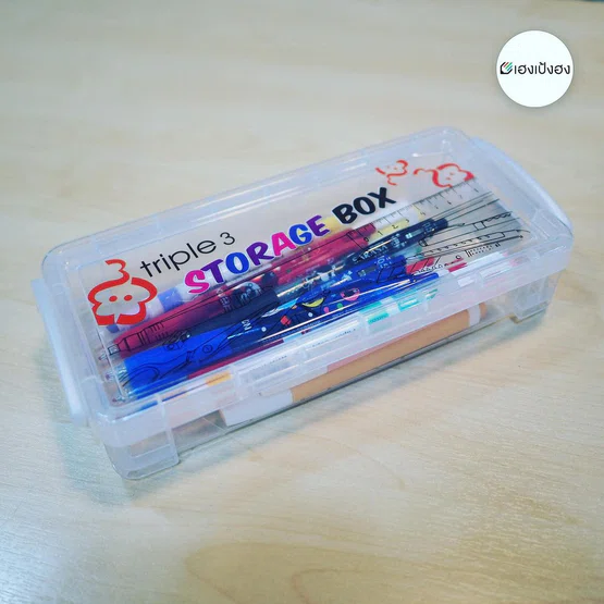 กล่องพลาสติกใส ใช้บรรจุเครื่องเขียนอุปกรณ์ทั่วไป ยี่ห้อ Triple 3 รุ่น R582-C ขนาด 19X8x4 cm.   1 กล่อง