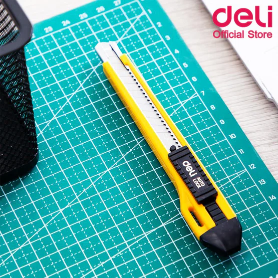 Deli 2031 Cutter คัตเตอร์ 13 ใบมีด รางเหล็ก มีช่องเก็บใบมีดสำรอง ระบบล๊อกออโต้  1 ชิ้น